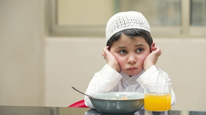 Ilustrasi menanti buka puasa. Hellosehat.com)