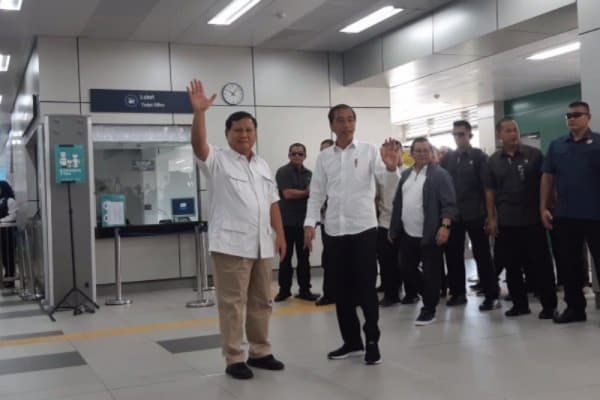 Joko Widodo dan Prabowo Subianto bertemu di MRT Lebak Bulus, Sabtu (13/7). (Bisnis/Yodie Hardiyan)