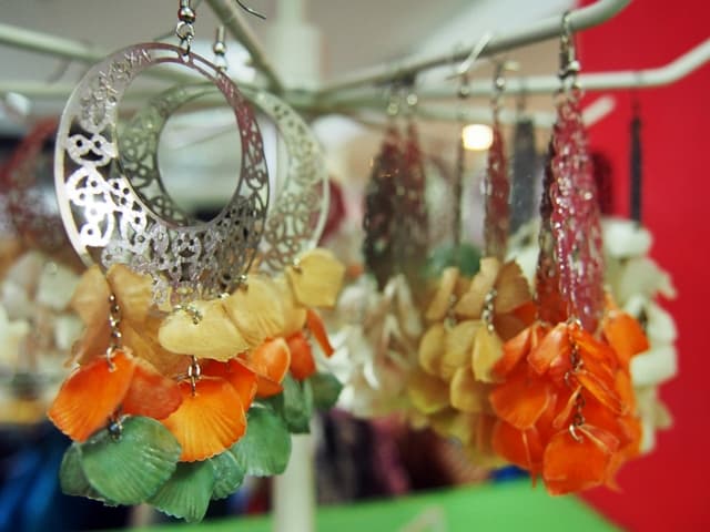 Di tangan kreatif, limbah sisik ikan bisa dijadikan aksesoris yang cantik. (enaknyakemana.com)