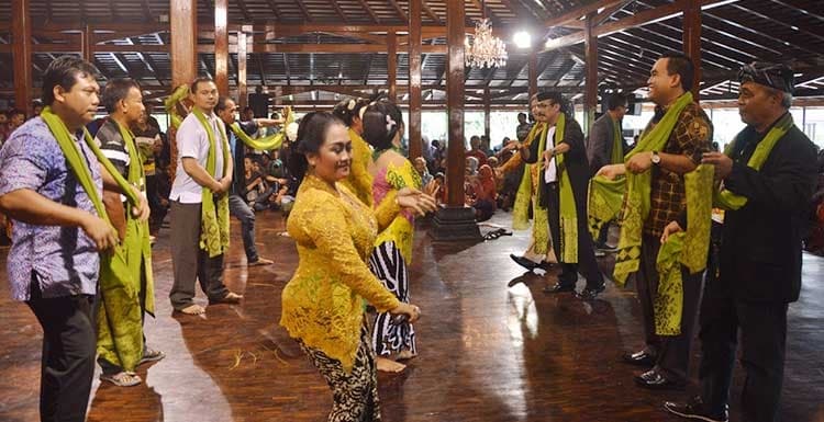 Tari tayub bisa ditampilkan untuk menyambut tamu undangan. (timurjawa.com)