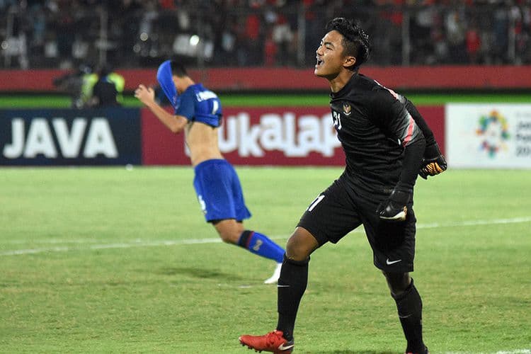 Ernando Ari Sutaryadi merayakan keberhasilannya usai menahan tendangan pemain Timnas Thailand U-16 pada babak adu penalti di Final Piala AFF U-16 2018, Kamis (11/8/2018) di Stadion Gelora Delta Sidoarjo, Jawa Timur. (Antara Foto/M Risyal Hidayat)