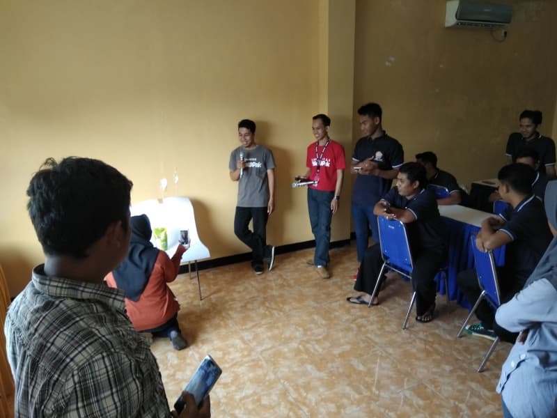 Anas Mubarok sedang mengajarkan bagaimana memotret produk. (Inibaru.id/Kholid Awr)