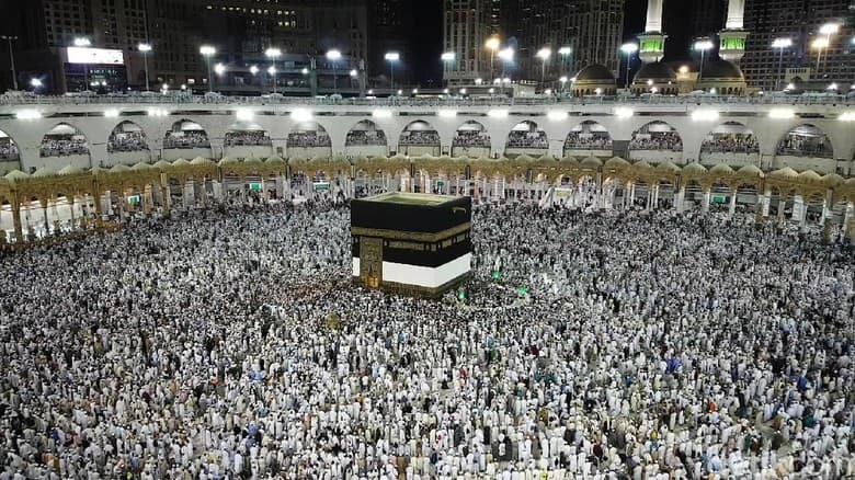 Jamaah haji melakukan tawaf di Masjidil Haram. (Detik.com/Fuad Fariz)
