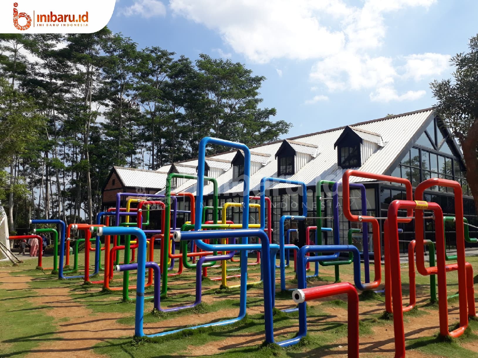 Instalasi seni warna-warni cocok jadi latar foto kamu.  (Inibaru.id/Clara Ariski)