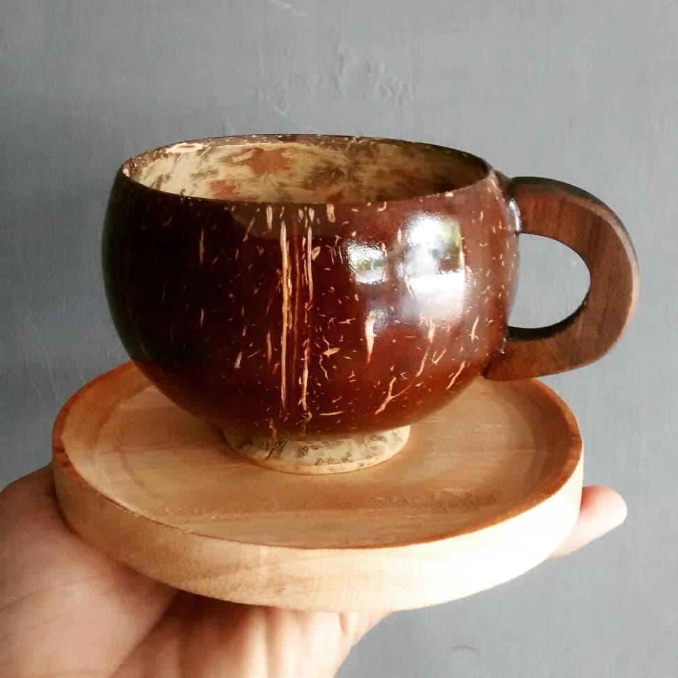 Kerajinan cangkir dan tatakan dari batok kelapa. (Instagram/tiar_made)