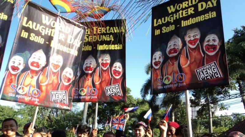 Republik Aeng-Aeng menggelar aksi tertawa massal di acara Car Free Day. (voaindonesia.com)