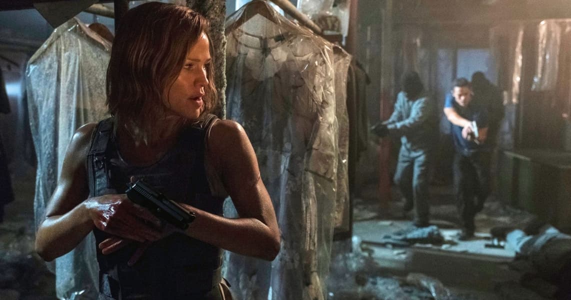 Jennifer Garner berhadapan dengan geng pembunuh. (azcentral.com)