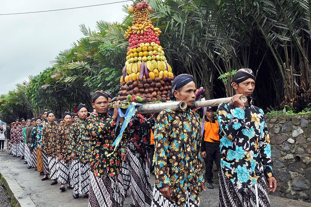  Gunungan buah untuk upacara Merti Dusun. (metrotvnews.com)