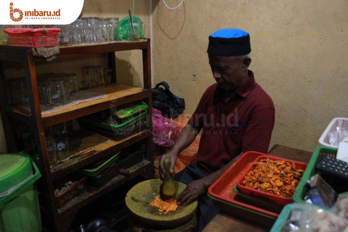 Menumbuk rempah-rempah (Inibaru.id/ Muhammad Adiatma)