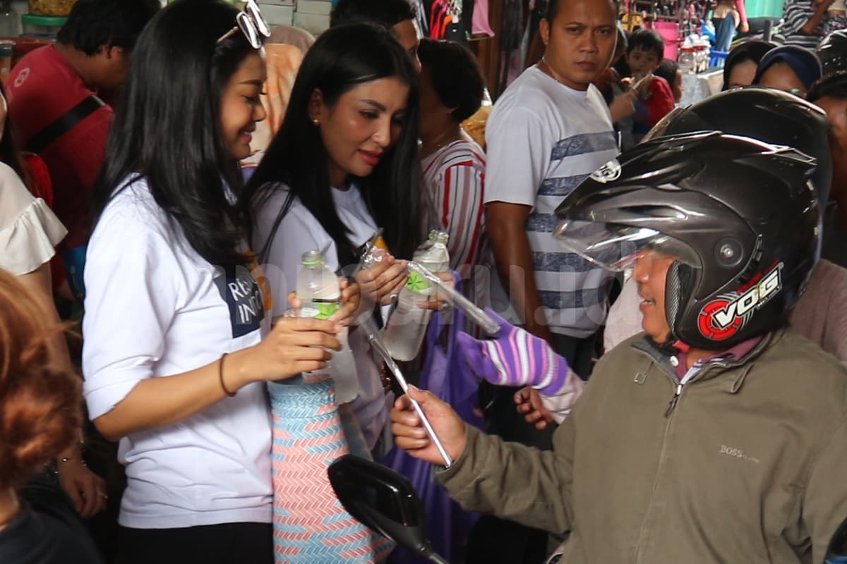 Beberapa artis yang sedang membagikan sedotan besi kepada masyarakat. (Inibaru.id/ Aldo Rahadhian)