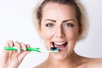 Arang aktif dijadikan bahan pasta gigi. (Bustle)