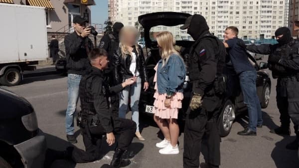 Cara ekstrem pria Rusia lamar kekasihnya dengan prank bersenjata. (BBC)