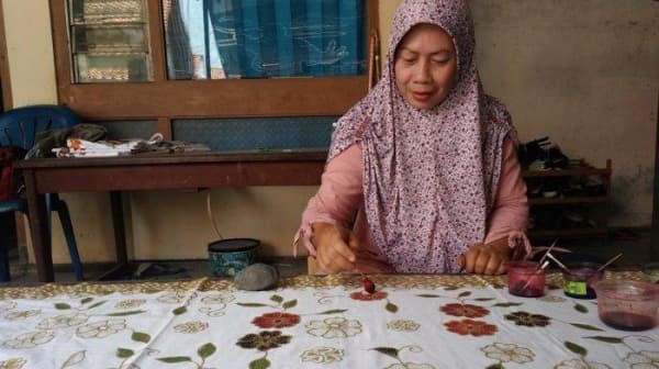 Muniroh, pengrajin batik Tegalan. (Tribunnews/Fajar Bahruddin Achmad)