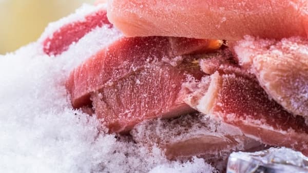 Daging Beku Bisa Cair Lebih Cepat dengan Cara Ini