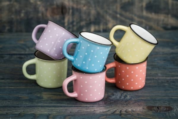 Gelas berbahan enamel. (iStock)