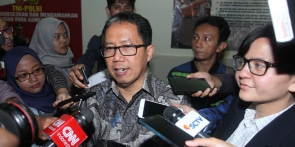Joko Driyono dikepung reporter saat akan menjalani pemeriksaan Polda Metro Jaya. (antarafoto/ Reno Esnir)