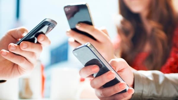 Berlebihan menggunakan ponsel pintar membawa dampak buruk. (Huffington)