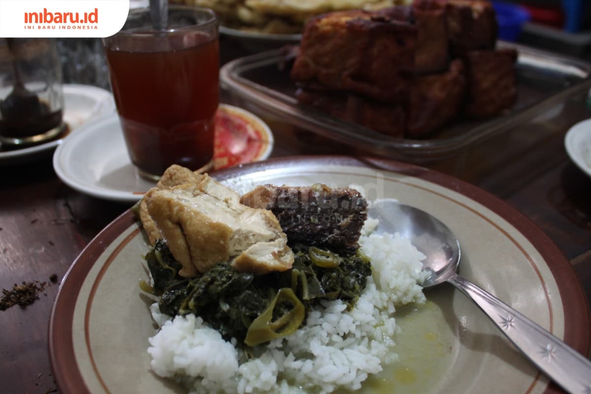 Seporsi nasi tongkol lombok ijo cocok dinikmati dengan teh gula jawa. (Inibaru.id/ Zulfa Anisah)