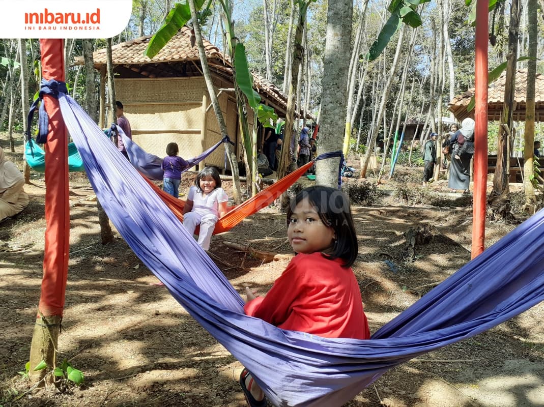 Berayun di <i>hammock</i> jadi favorit anak-anak yang mengunjungi Pasar Karetan Kendal. (Inibaru.id/ Zulfa Anisah)