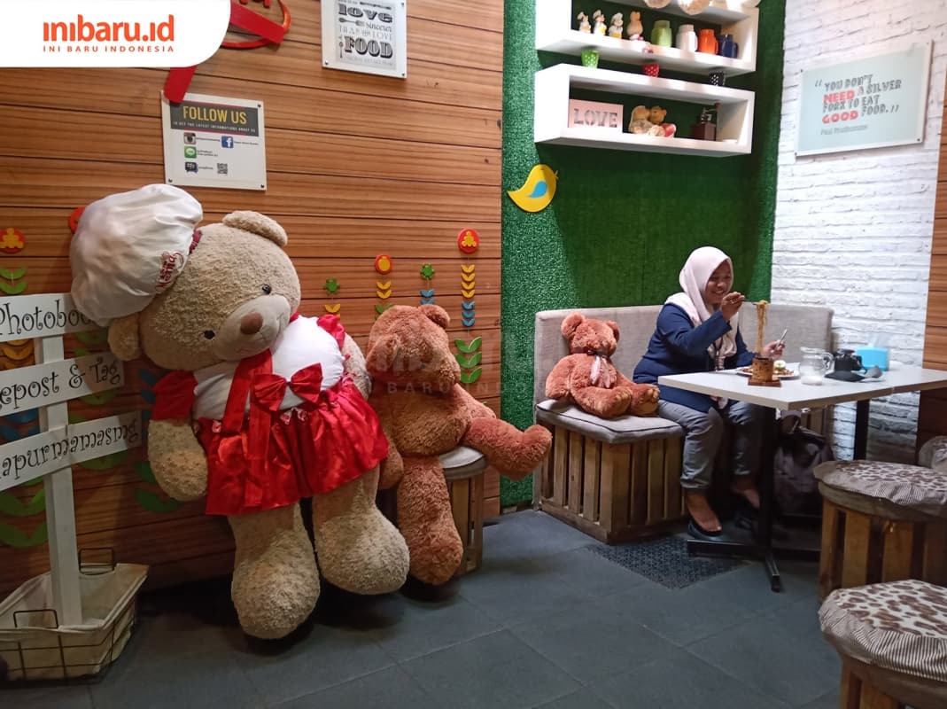 Makan ditemani belasan boneka di Dapur Mama Semarang. (Inibaru.id/ Annisa Dewi)