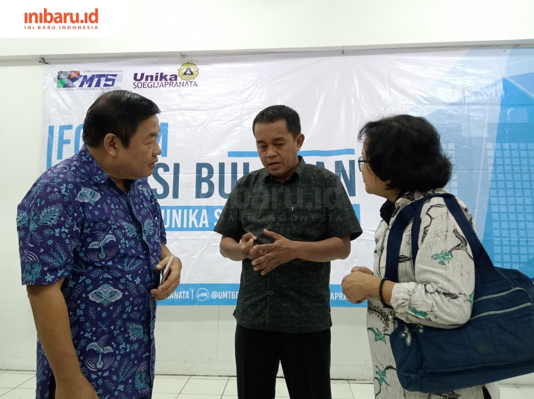 Mochamad Hisyam Ashari berbincang dengan peserta diskusi Problematika Banjir dan Rob di Universitas Kristen Soegija Pranata, Selasa (1/10). (Inibaru.id/ Zulfa Anisah)