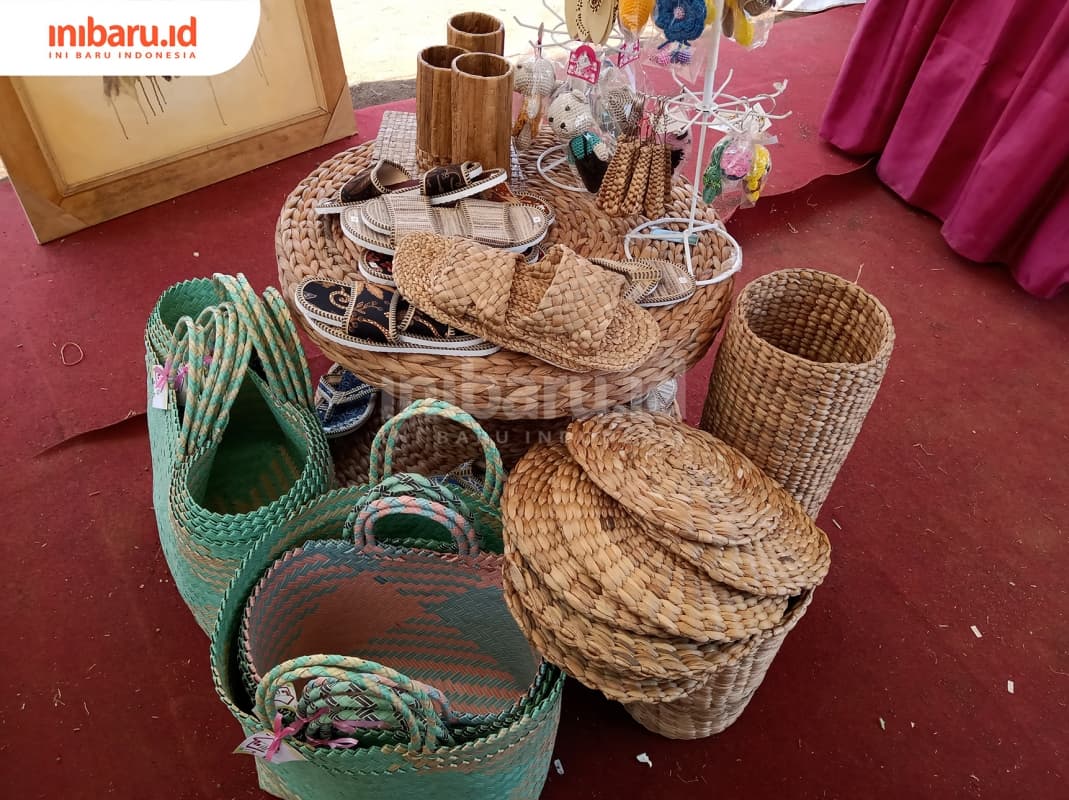 Aneka produk daur ulang sampah yang ditampilkan di Festival Rawa Pening 2. (Inibaru.id/ Zulfa Anisah)