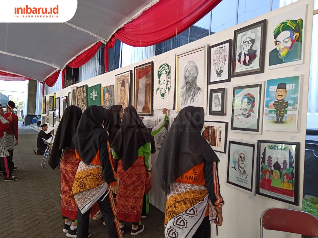 Pengunjung yang sedang menyaksikan pameran Festival  Santri. (Inibaru.id/ Zulfa Anisah)