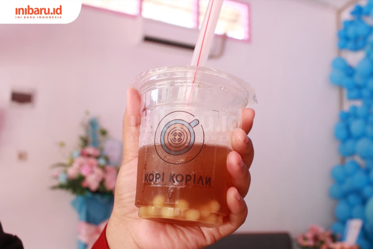 Bulir ronde dalam minuman kekinian yang nikmat di Kopi Kopian Semarang. (Inibaru.id/ Annisa Dewi)