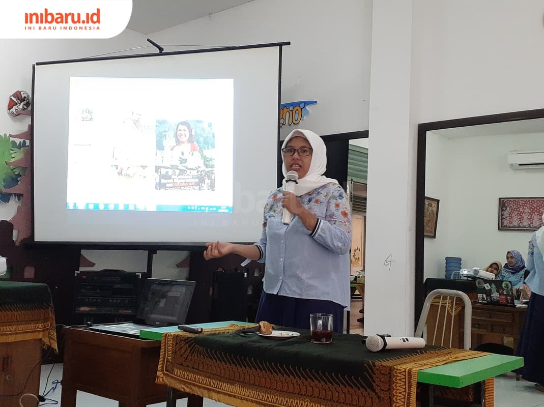 Kalis Mardiasih saat membagikan tipsnya untuk memilih portal berita berlabel 'islami' dengan benar. (Inibaru.id/ Zulfa Anisah)