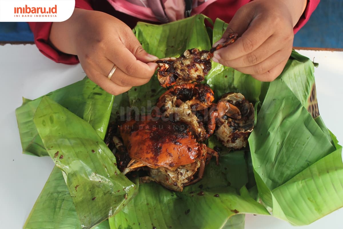 Menikmati Kepiting Asap Sensional yang Gurih Manis Ala Kedai Ken-Ken 