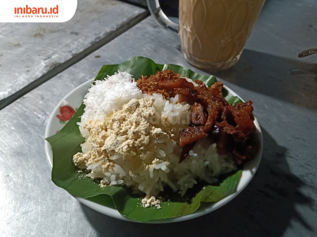 Seporsi ketan dengan berbagai topping. (Inibaru.id/ Zulfa Anisah)