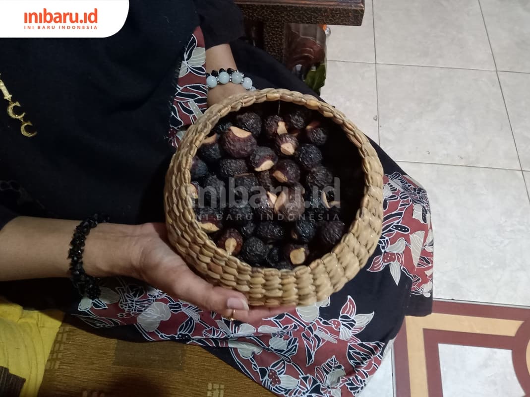 Lerak yang masih berbentuk biji, siap diolah menjadi produk deterjen. (Inibaru.id/ Zulfa Anisah)