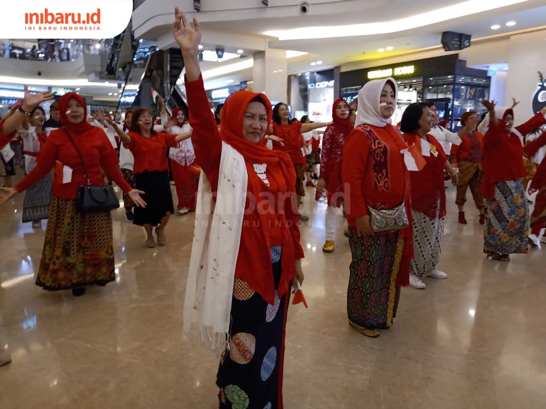 Berbagai gaya kebaya tampak dalam pagelaran <i>line dance</i> pada Senin (19/8) malam kemarin. (Inibaru.id/ Zulfa ANisah)