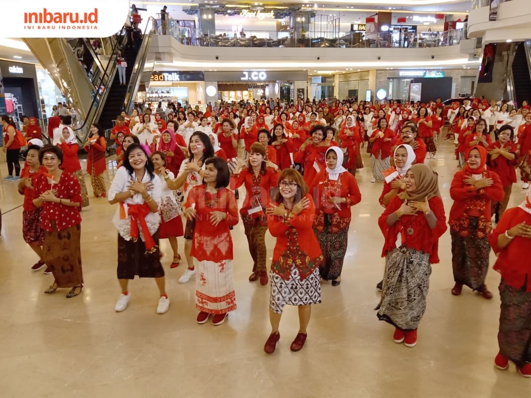 Ratusan perempuan berkebaya merah putih penuhi atrium Paragon Mal Semarang Senin (19/8) lalu. (Inibaru.id/ Zulfa Anisah)