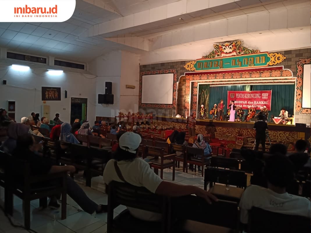 Banyak kursi kosong pada pentas keroncong yang digelar di Taman Budaya Raden Saleh, Rabu (18/9) malam. (Inibaru.id/ Zulfa Anisah)