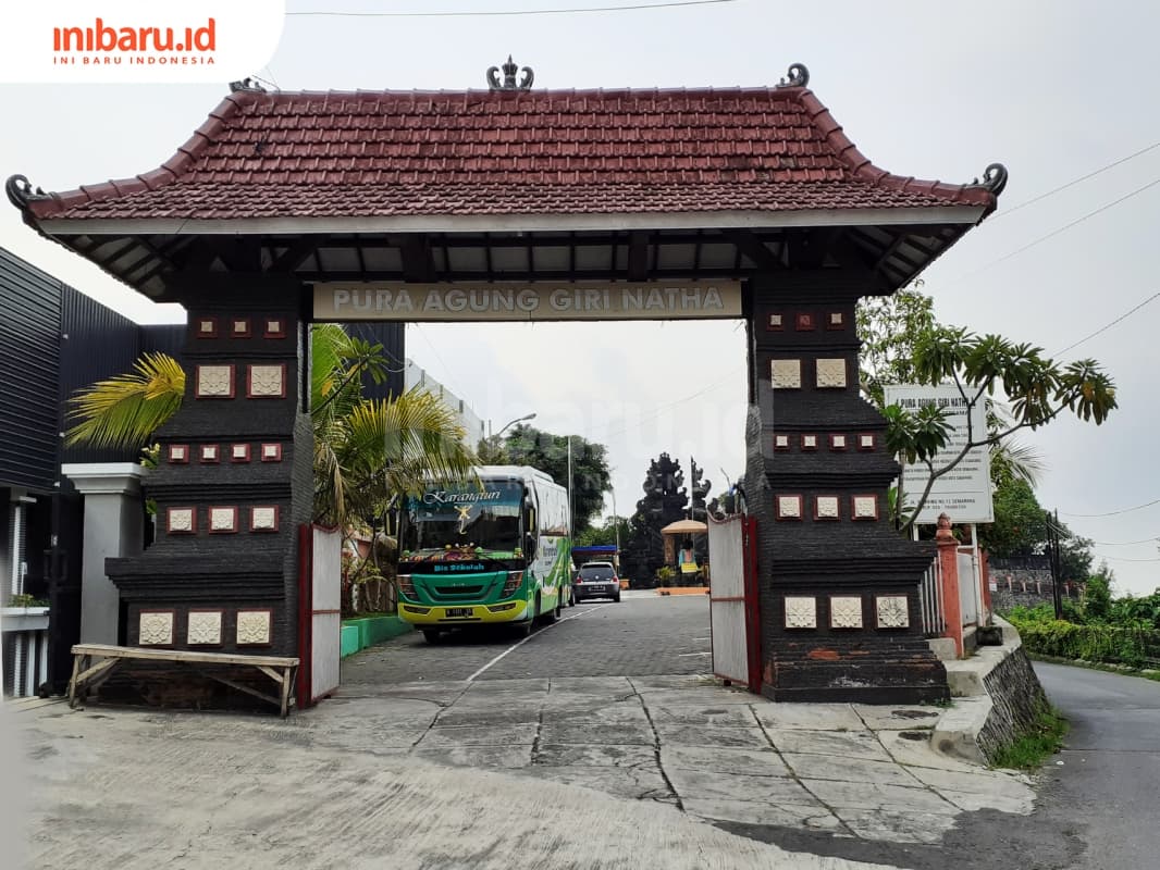 Pintu masuk Pura Agung Giri Natha yang terletak di Jl. Sumbing No. 12 Semarang. (Inibaru.id/ Zulfa Anisah)