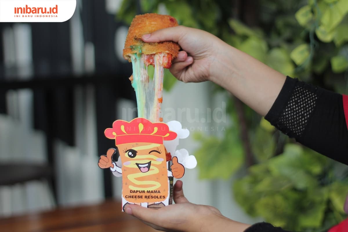 Risoles unicorn di Dapur Mama punya isian yang padat dan keju warna-warni yang molor. (Inibaru.id/ Annisa Dewi) 