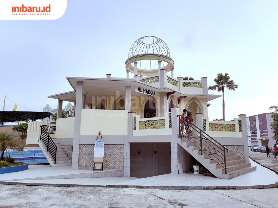 Bangunan dengan tema Timur Tengah ini bisa jadi salah satu latar belakang foto yang ciamik di River Walk Boja. (Inibaru.id/ Zulfa Anisah)