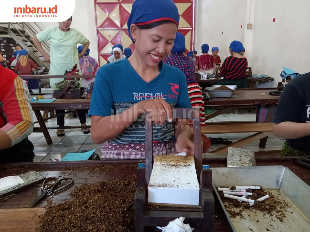 Proses pelintingan rokok Praoe Lajar yang (masih) dilakukan secara manual. (Inibaru.id/ Zulfa Anisah)