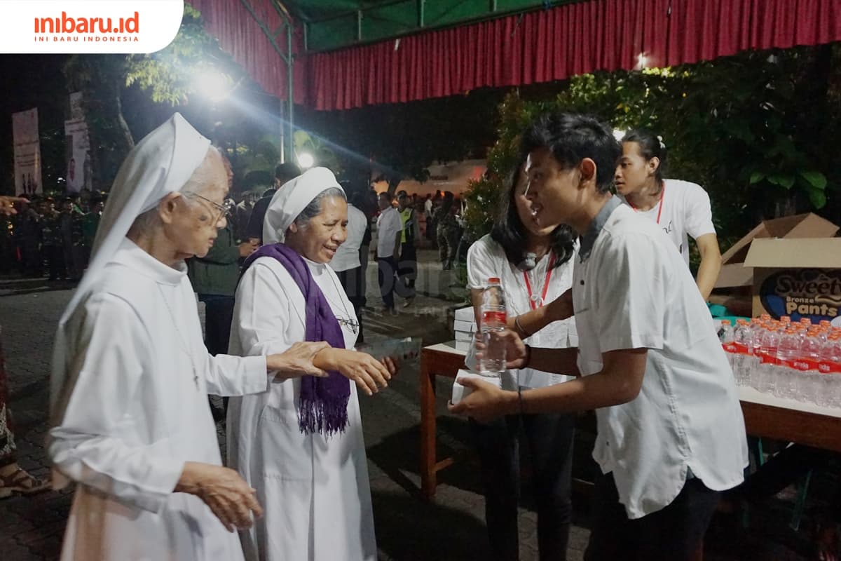 Panitia acara sedang menyambut peserta sahur bersama yang berasal dari lintas agama. (Inibaru.id/ Zulfa Anisah)