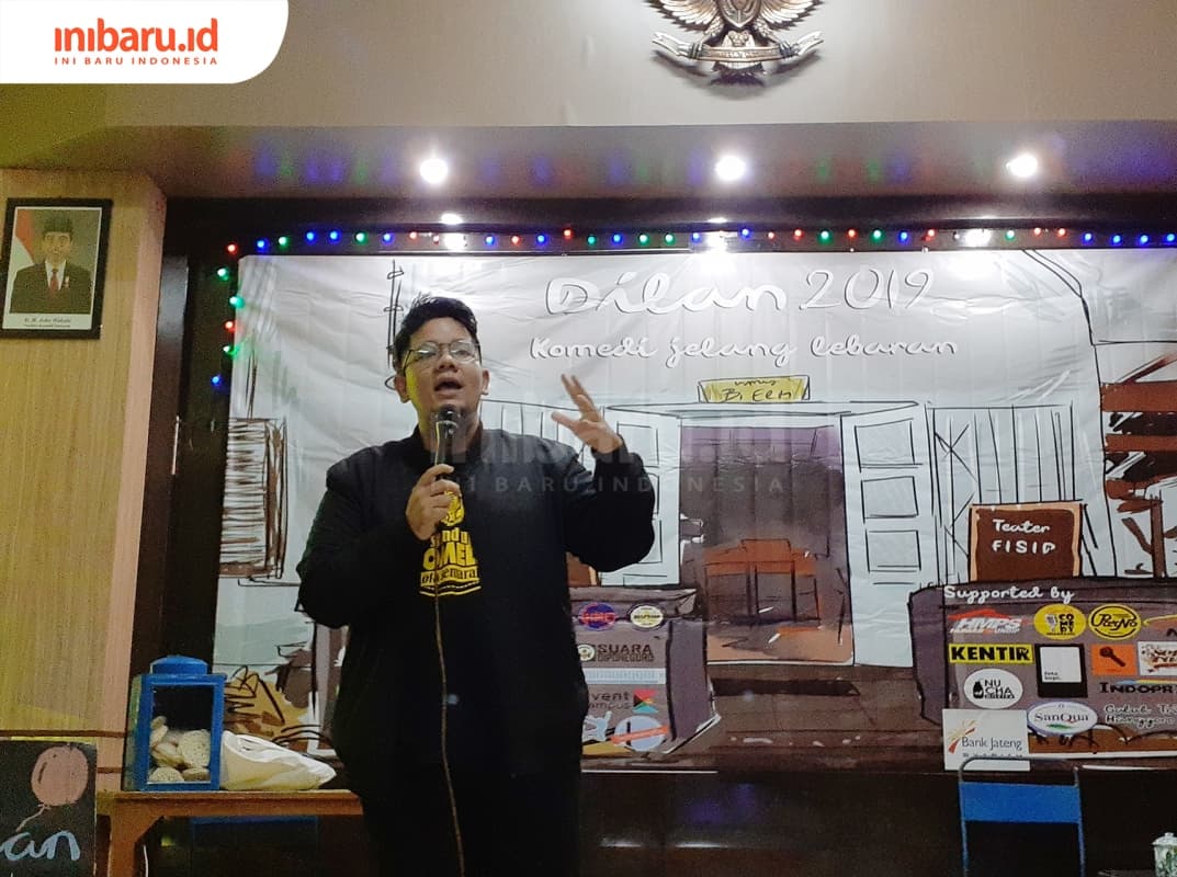 Banni Datu, komika Semarang saat memberikan materi dalam workshop stand up comedy. (Inibaru.id/ Zulfa Anisah)