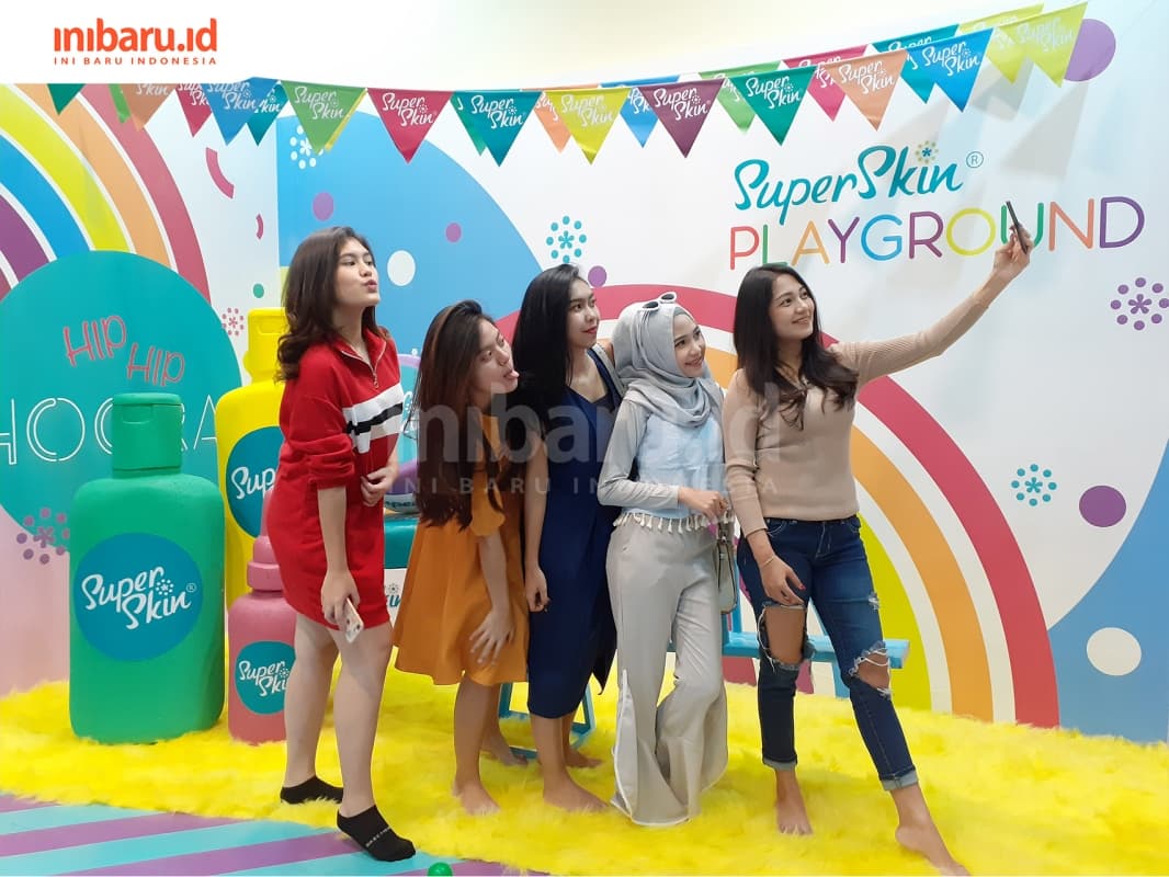 Pengunjung sedang selfie dengan konsep pop up dan properti 3D di Super Selfie. (Inibaru.id/ Zulfa Anisah)