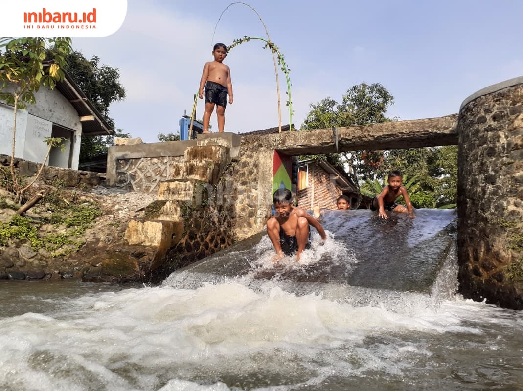 Anak-anak bermain air di saluran irigasi yang sudah bebas dari limbah. (Inibaru.id/ Zulfa Anisah)