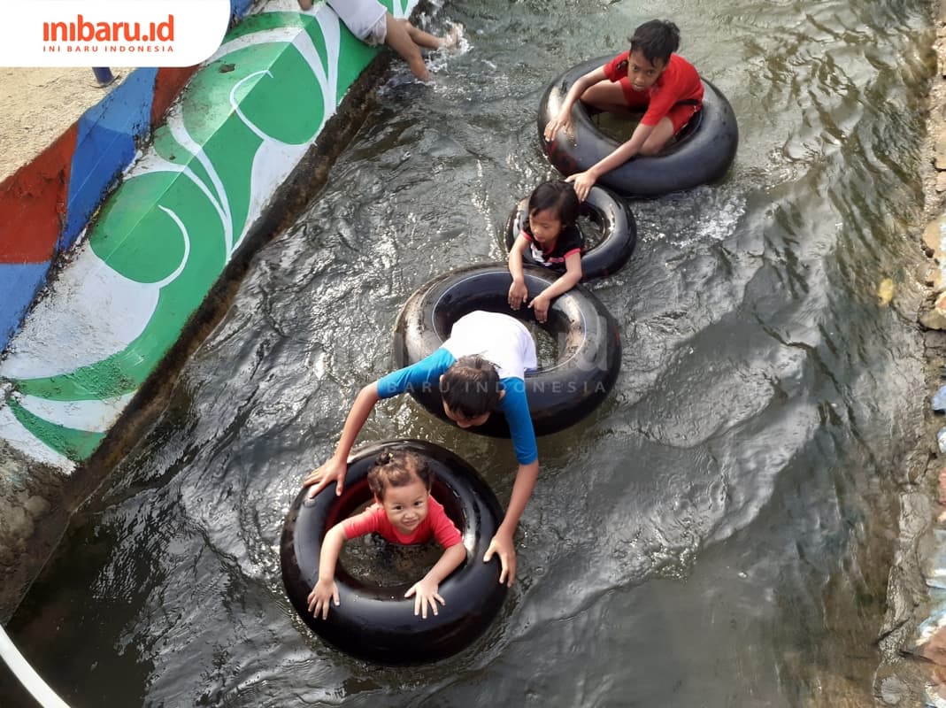 Pengunjung sedang menyusuri aliran irigasi dengan ban karet di Pesona Bumi Parikesit. (Inibaru.id/ Zulfa