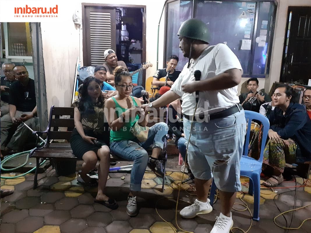 Adegan ketika salah seorang laki-laki menawar harga jasa seorang wanita malam dalam pementasan teater dengan lakon <i>Kreteg Mberok</i>. (Inibaru.id/ Zulfa Anisah)