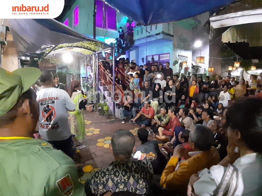 Warga duduk lesehan untuk menyaksikan pergelaran seni sebagai pembuka Tengok Bustaman ke-IV. (Inibaru.id/ Zulfa Anisah)