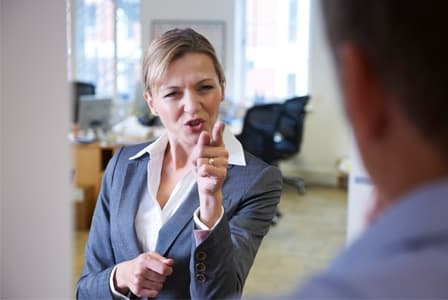 Rekan kerja yang beracun membawa dampak negatif bagi karyawan lain dan perusahaan. (sheknows.com)