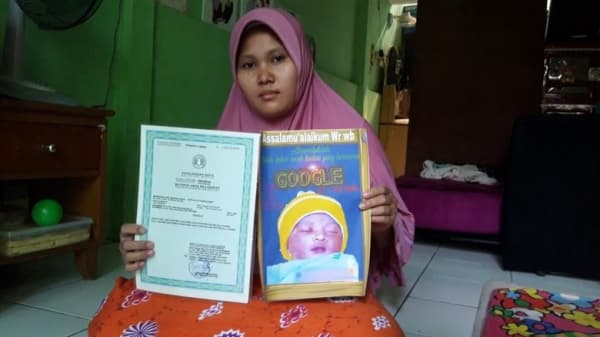 Ella Karin memperlihatkan akta kelahiran dan foto Google. (wartabromo.com)