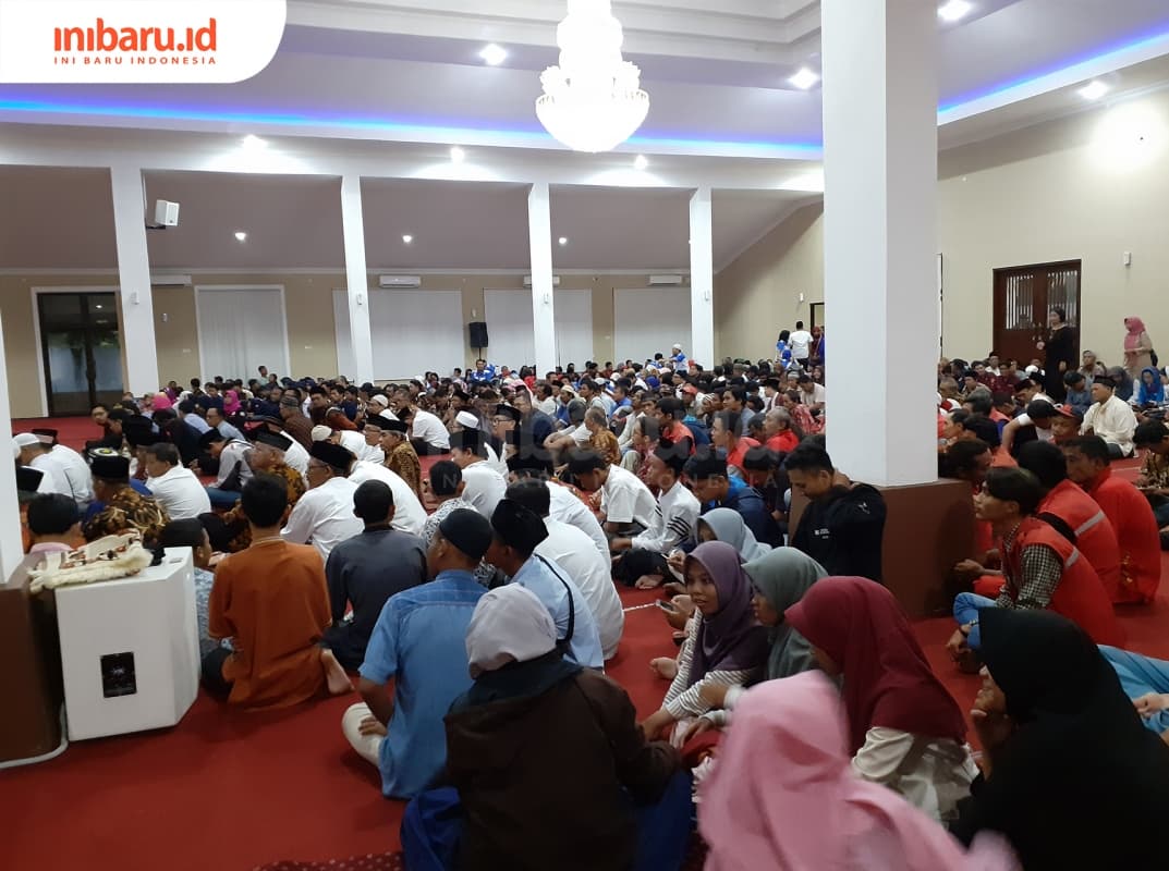 Peserta buka bersama sedang mendengarka sambutan  Wali Kota Semarang Hendrar Prihadi. (inibaru.id/ Zulfa Anisah)