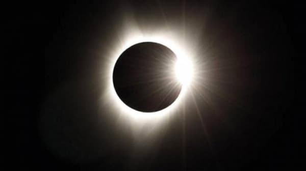 Gerhana matahari total yang terjadi hanya bisa disaksikan di beberapa negara saja. (tribunnews.com)